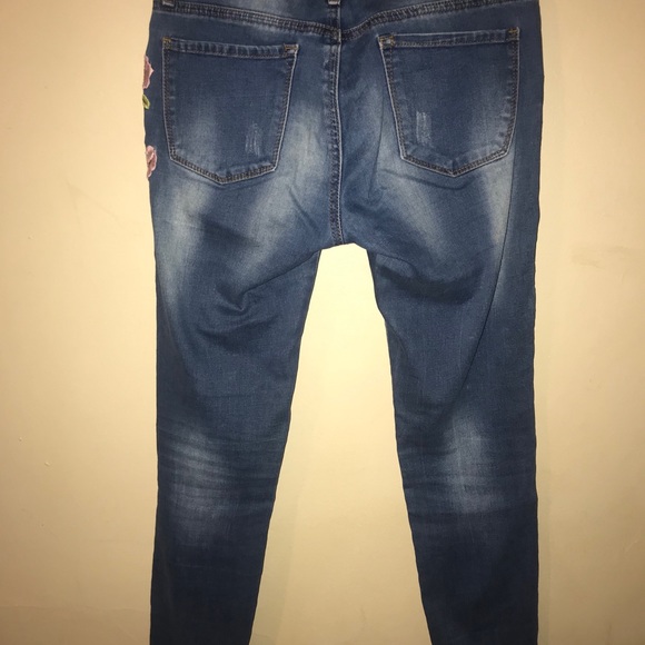Mid-Rise Floral Design Jeans in Size 3 - Picture 6 of 6